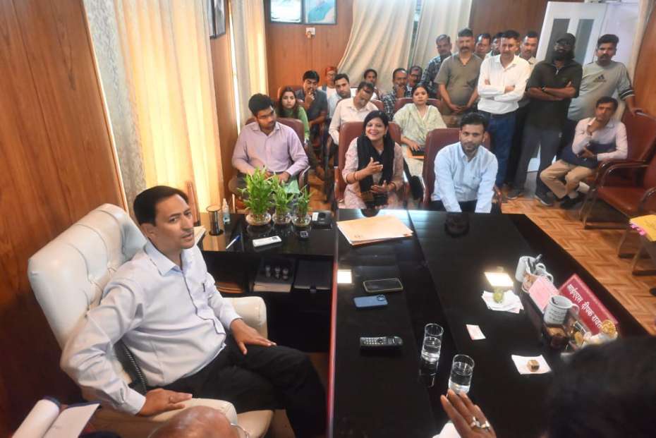 दमुवाढूंगा में आवासीय/कृषि भूमि पर स्वामित्व दिलाने की दिशा में बड़ी पहल – आयुक्त दीपक रावत से विधायक बंशीधर भगत के नेतृत्व में प्रतिनिधिमंडल ने की मुलाकात