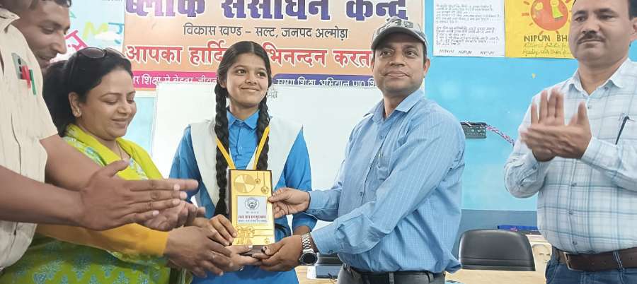 मेधावी छात्रा भावना कराकोटी पुरस्कार लेते हुए।